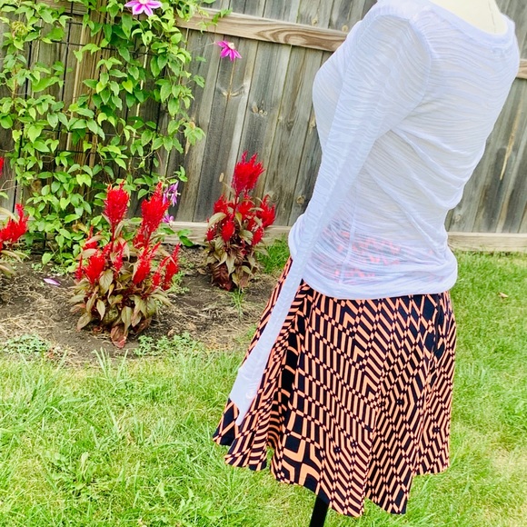 blu pepper abstract above knee skirt. Like new. - Picture 7 of 16